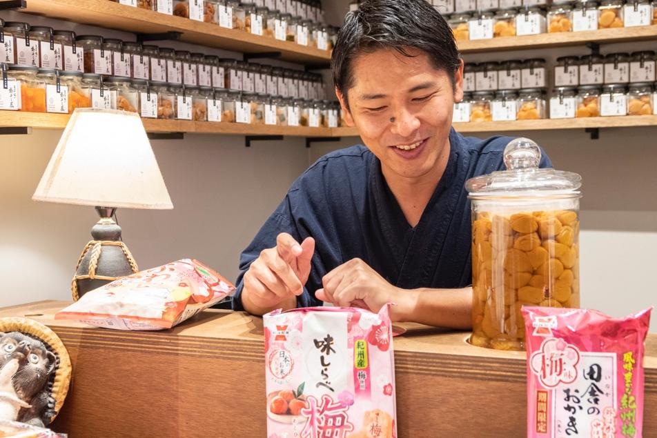 梅干し専門店の店主が実食！岩塚製菓の期間限定・梅味おせんべい